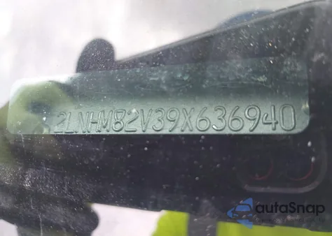 2009 Lincoln Town Car Signature Limited from USA, damaged, VIN 2LNHM82V39X636940